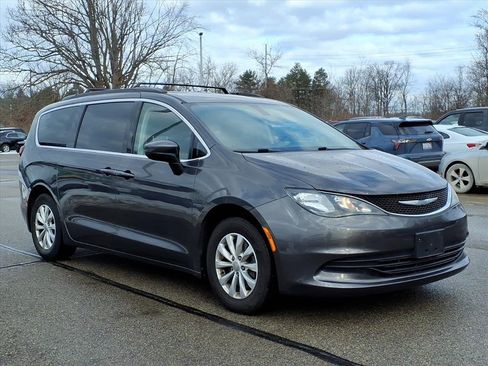 Used 2017 Chrysler Pacifica Touring image 3