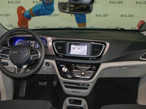 Used 2024 Chrysler Voyager LX FWD image 3