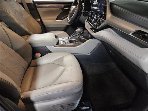 Used 2023 Toyota Highlander Platinum FWD image 19