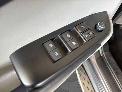 Used 2019 Toyota Highlander XLE FWD image 9