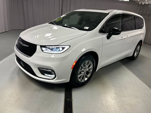 New 2026 Chrysler Pacifica Limited image 3