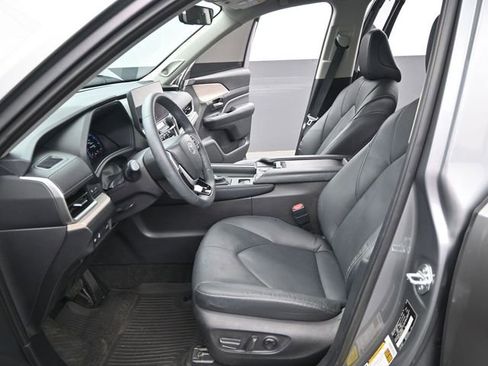 Used 2025 Toyota Grand Highlander FWD image 11