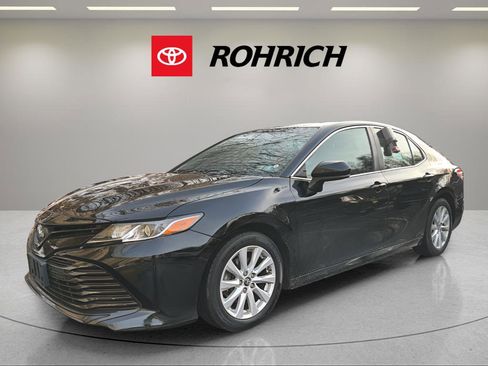 Used 2018 Toyota Camry LE image 1