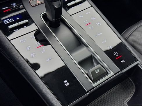 Used 2025 Porsche Macan image 22