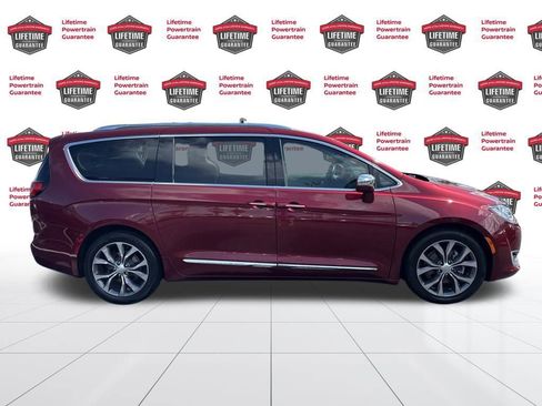 Used 2017 Chrysler Pacifica Limited image 4