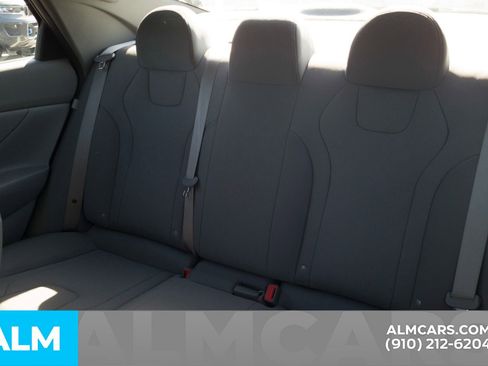 Used 2025 Hyundai Elantra SE image 17