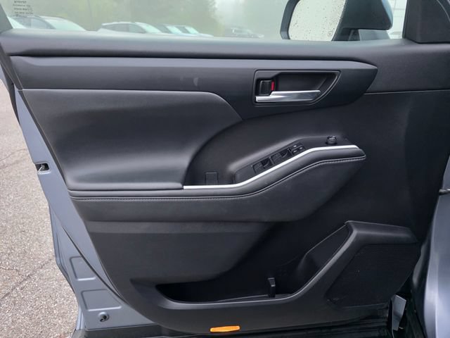 Used 2022 Toyota Highlander XLE AWD/4WD image 27