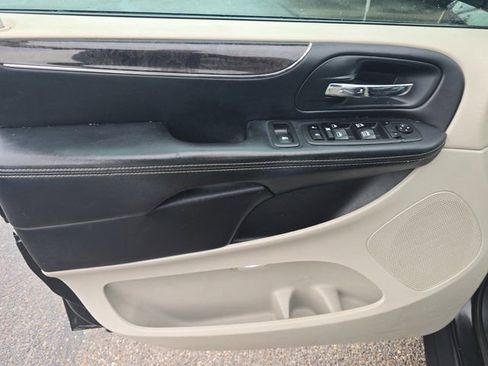 Used 2011 Chrysler Town & Country Touring image 17