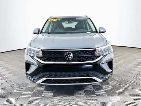 Used 2024 Volkswagen Taos SE w/ Panoramic Sunroof Package FWD image 4