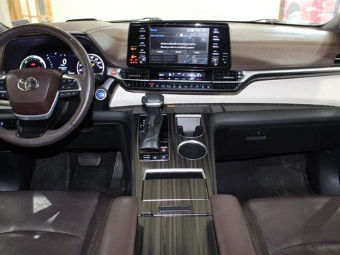 Used 2022 Toyota Sienna Platinum AWD/4WD image 12