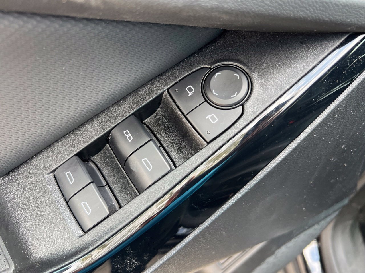 Used 2025 Chevrolet Equinox LT w/ Convenience Package II FWD image 12