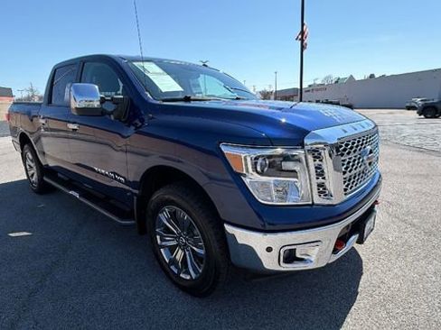 Used 2018 Nissan Titan SL w/ Chrome Package AWD/4WD image 9