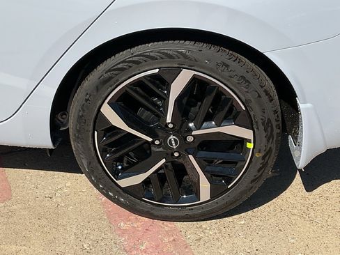 New 2025 Nissan Versa SR w/ Trunk Package image 8