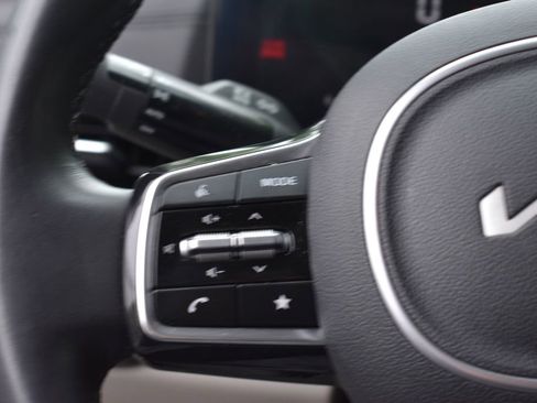 Used 2025 Kia Carnival FWD image 15
