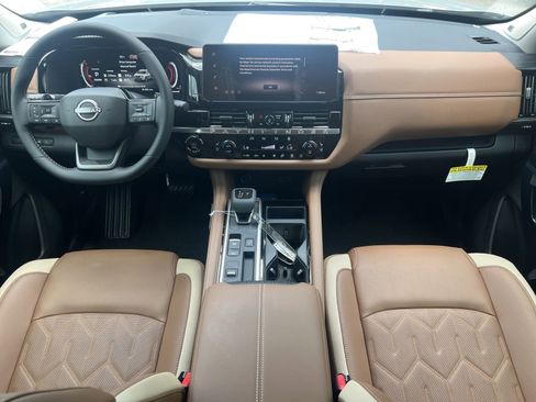 New 2026 Nissan Pathfinder Platinum FWD image 2