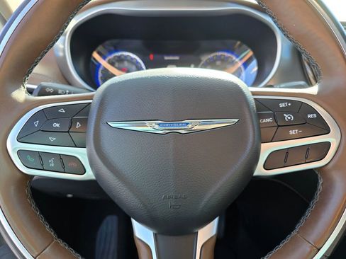 Used 2017 Chrysler Pacifica Limited image 25