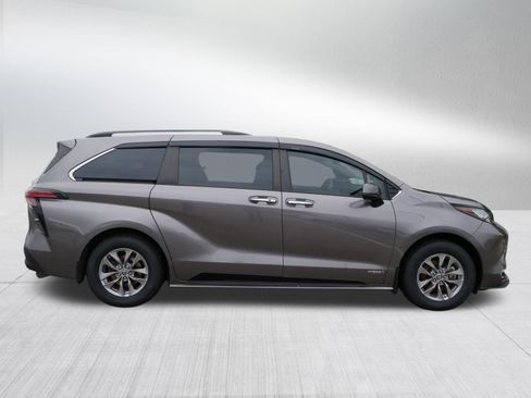 Used 2021 Toyota Sienna XLE w/ XLE Plus Package AWD/4WD image 8