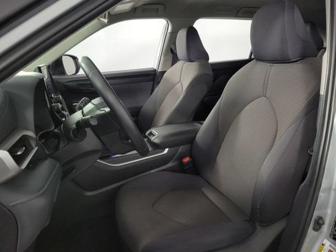Used 2025 Toyota Highlander LE AWD/4WD image 14