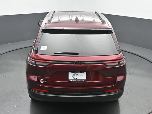 Used 2024 Jeep Grand Cherokee Altitude AWD/4WD image 45