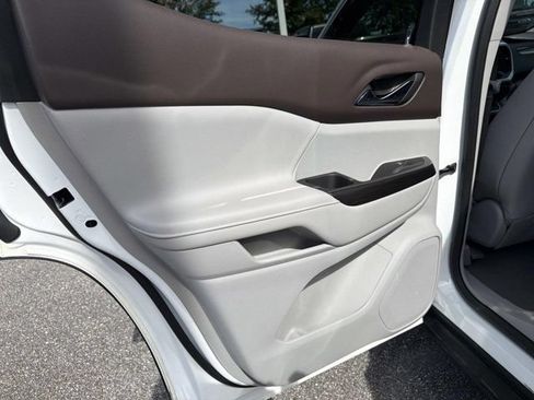Used 2023 GMC Acadia SLT w/ Preferred Package FWD image 13