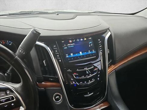 Used 2019 Cadillac Escalade Luxury AWD/4WD image 13