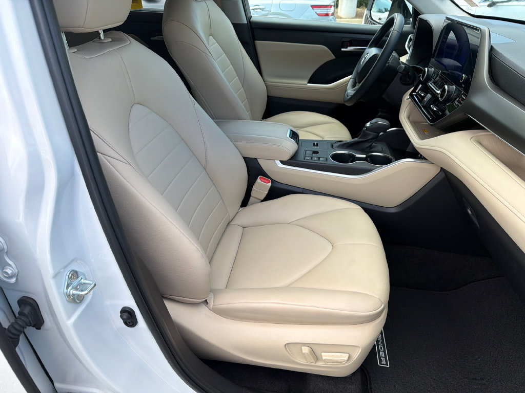 Used 2023 Toyota Highlander XLE FWD image 15