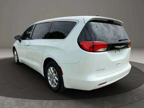Used 2023 Chrysler Voyager LX FWD image 4