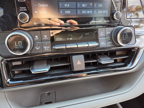 Used 2022 Toyota Highlander LE image 31