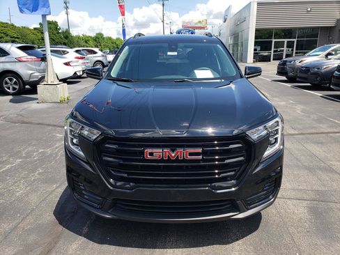 Used 2023 GMC Terrain SLE w/ Driver Convenience Package FWD image 2