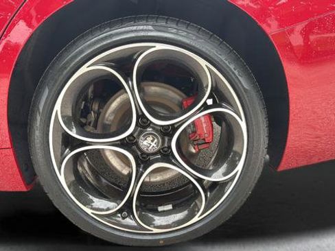 Used 2024 Alfa Romeo Giulia Veloce AWD/4WD image 9