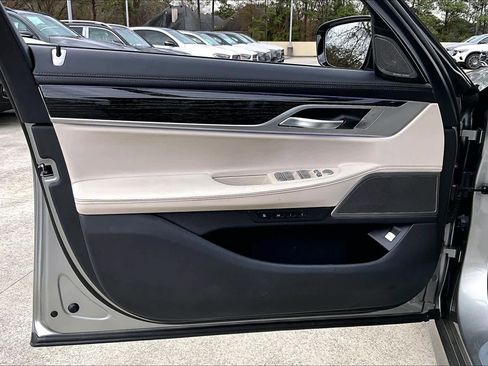 Used 2022 BMW 740i w/ M Sport Package image 20