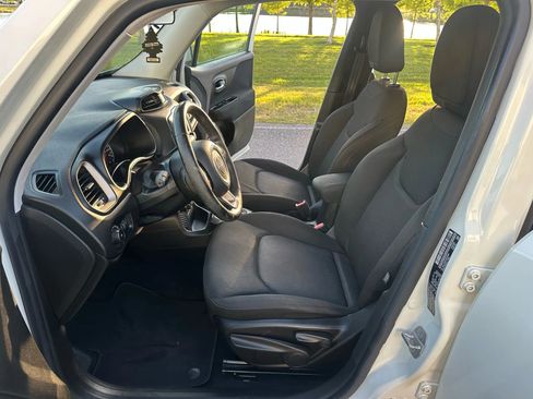 Used 2016 Jeep Renegade Latitude image 10