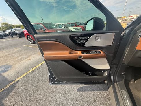 Used 2022 Lincoln Aviator Reserve w/ Equipment Group 201A AWD/4WD image 10