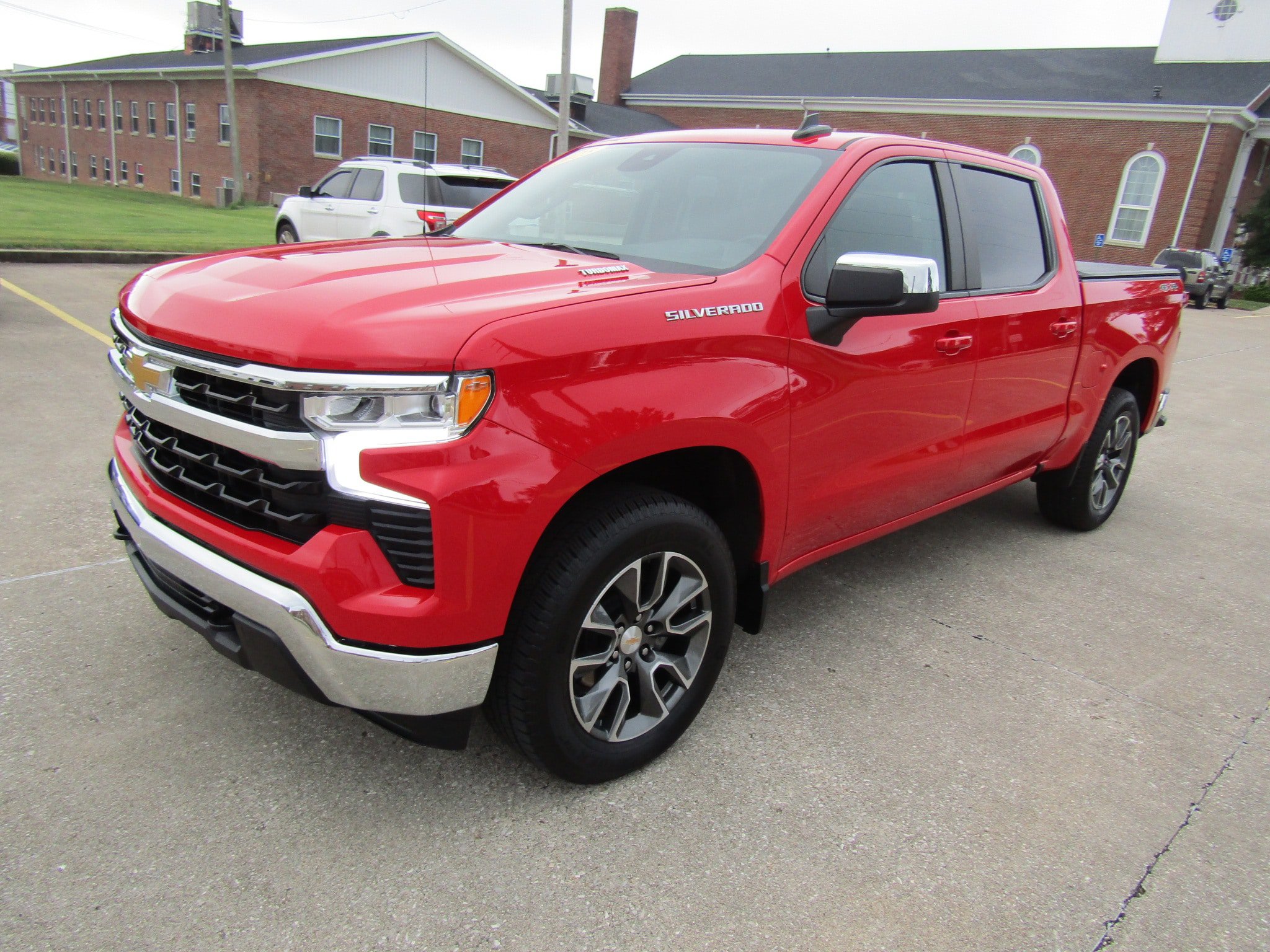 Used 2025 Chevrolet Silverado 1500 LT AWD/4WD image 7