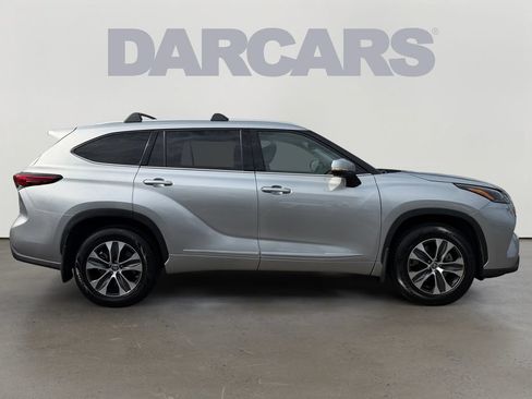 Used 2022 Toyota Highlander XLE AWD/4WD image 6