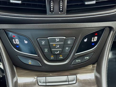 Used 2019 Buick Envision Essence image 12