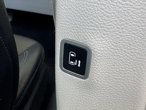 Used 2024 Chrysler Pacifica Limited FWD image 5
