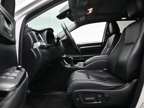 Used 2019 Toyota Highlander XLE AWD/4WD image 22