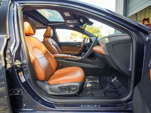 Used 2019 Toyota Avalon Limited image 26