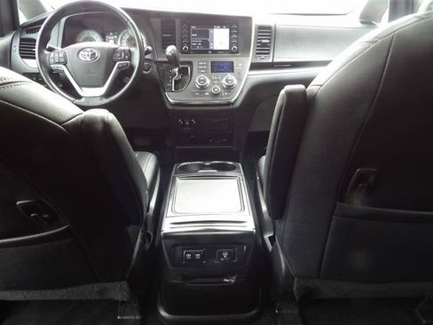 Used 2019 Toyota Sienna SE Premium FWD image 18