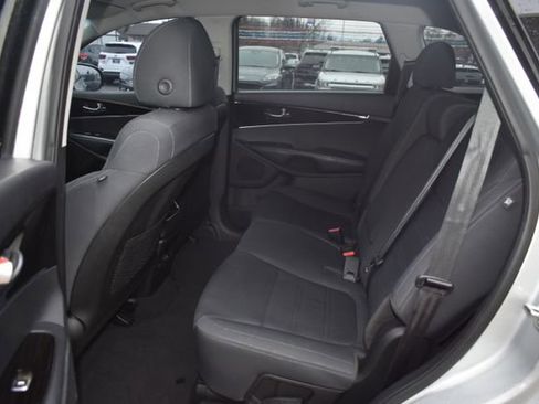 Used 2019 Kia Sorento LX image 29