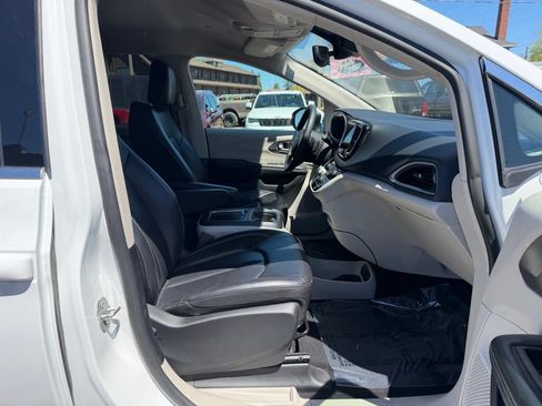 Used 2023 Chrysler Pacifica Touring-L FWD image 19