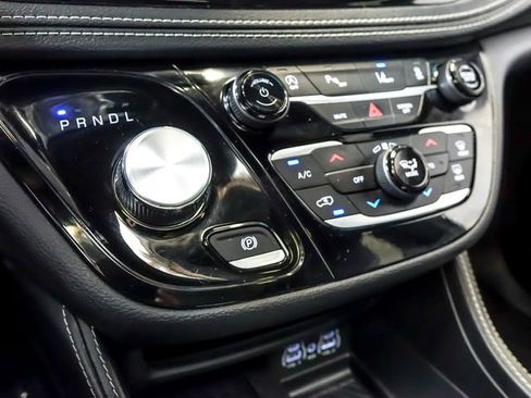 Used 2025 Chrysler Pacifica Limited FWD image 26