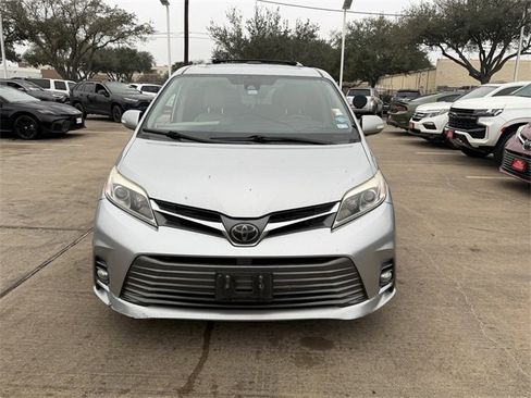 Used 2019 Toyota Sienna Limited image 2