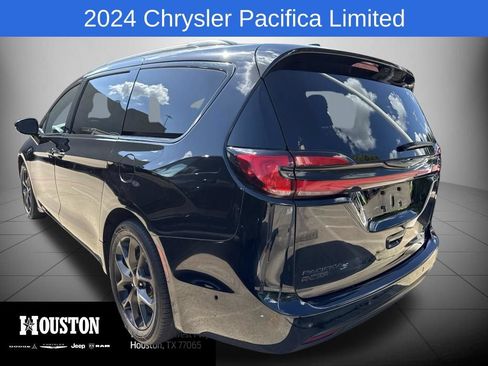 Used 2024 Chrysler Pacifica Limited w/ Uconnect Theater Family Group FWD image 7