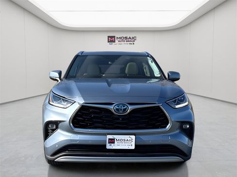 Used 2021 Toyota Highlander Platinum image 2