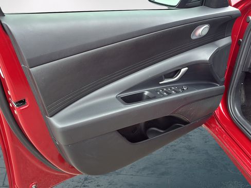 Certified 2025 Hyundai Elantra SE FWD image 10