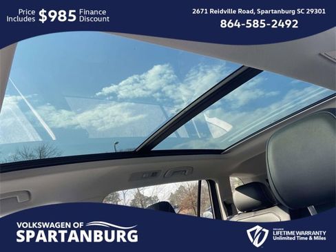 Used 2023 Volkswagen Tiguan SE w/ Panoramic Sunroof Package image 16