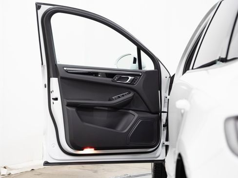 Used 2024 Porsche Macan image 11