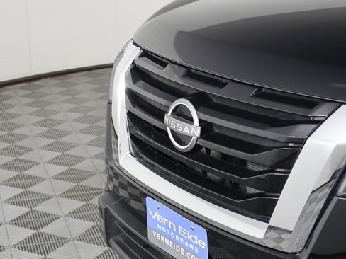 Used 2025 Nissan Pathfinder SV image 11